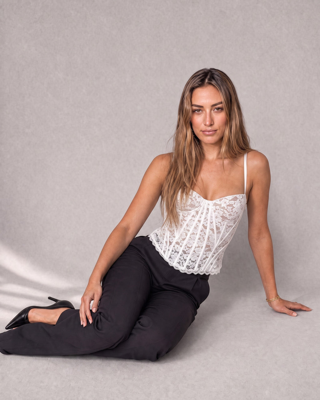 גופיית אמיליאנה – ישיבה