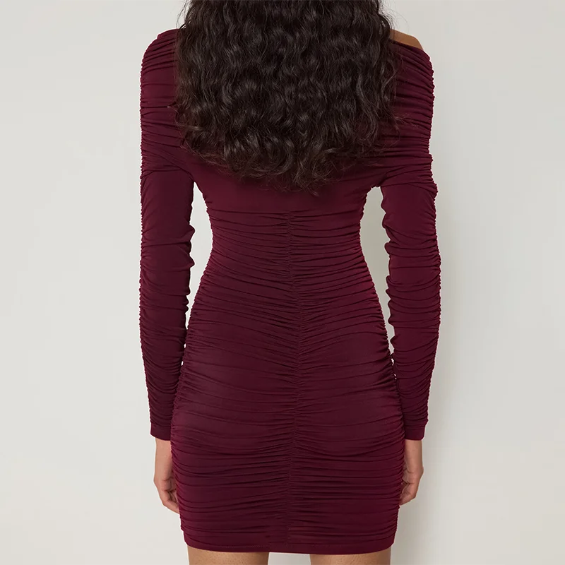 Bruce שמלת מיני אוף שולדר עם קפלים מחטבים