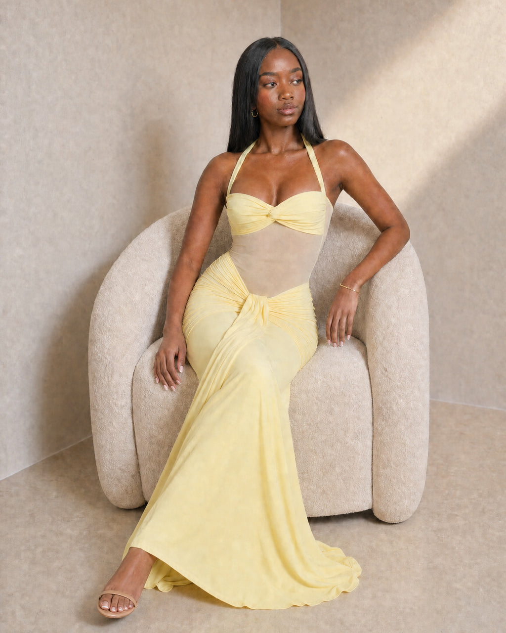 שמלת יהב צהובה - ישיבה